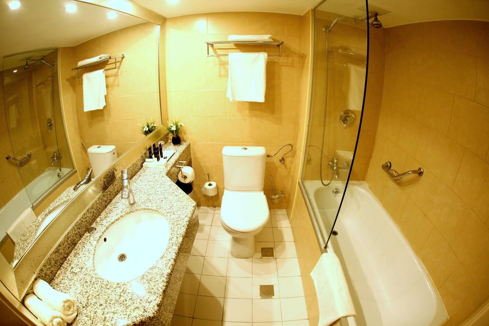 Avia Hotel & Resort Yehud-Monosson Exterior foto
