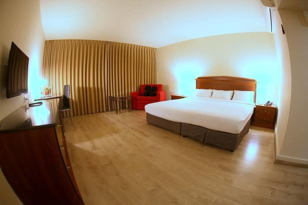 Avia Hotel & Resort Yehud-Monosson Exterior foto